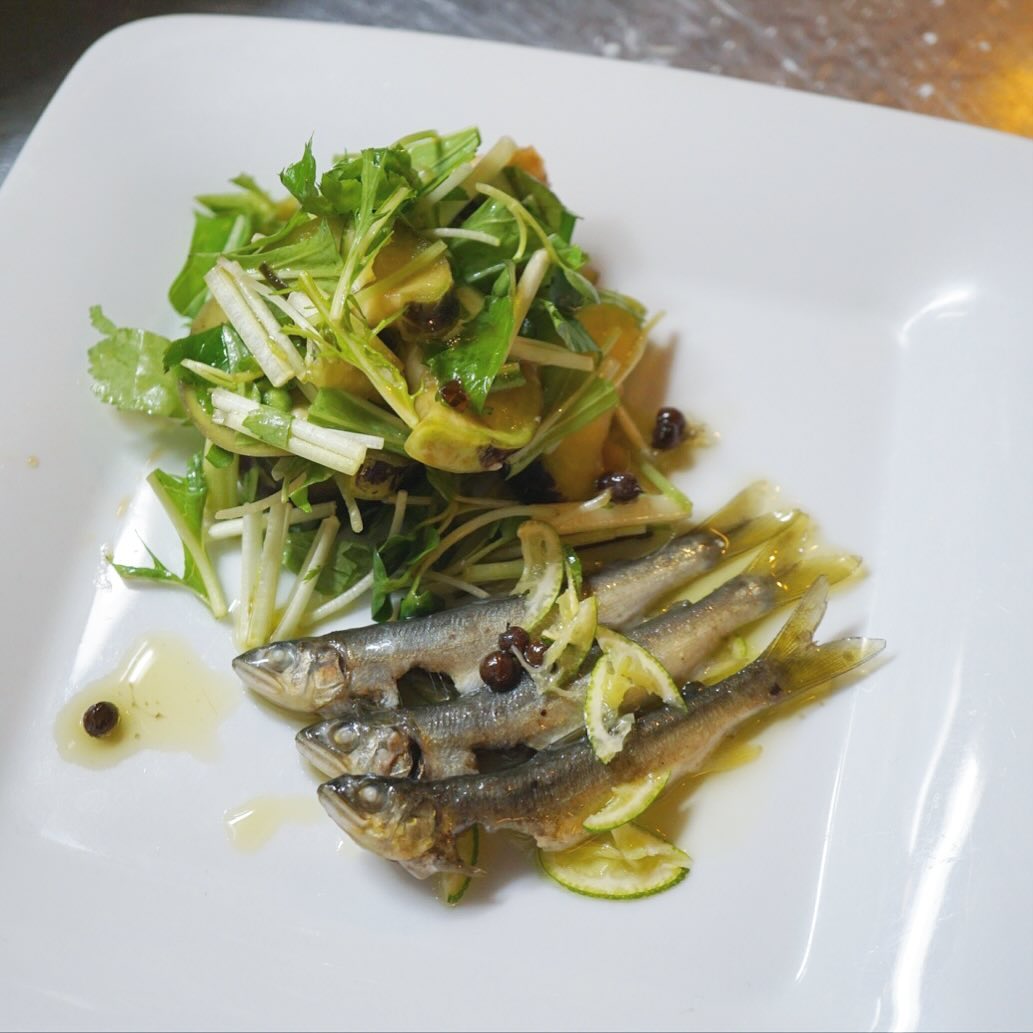 残りは僅かかも….稚鮎で和風コンフィをお作りしましたー！　山椒の実と生姜と一緒にコンフィにした爽やかな苦味の稚鮎に、旬の水茄子をサラダ仕立てで添えました。爽やかな初夏の味、お楽しみくださいね。（麻）